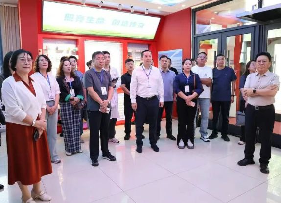 百余名人大代表调研奥特奇蒙药董事长向公伟陪同展示企业产业链